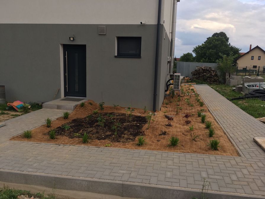 Geomat K-J típusú kókusz erózióvédelmi matrac az ágyásokban